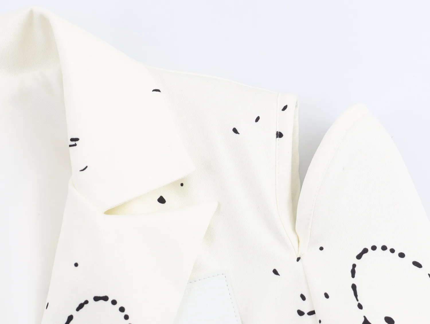 سترة عصرية جديدة لخريف 2025 عبر الحدود أوروبية وأمريكية أنيقة وطية صدر السترة مطبوعة بالحبر مكشوفة الأكتاف