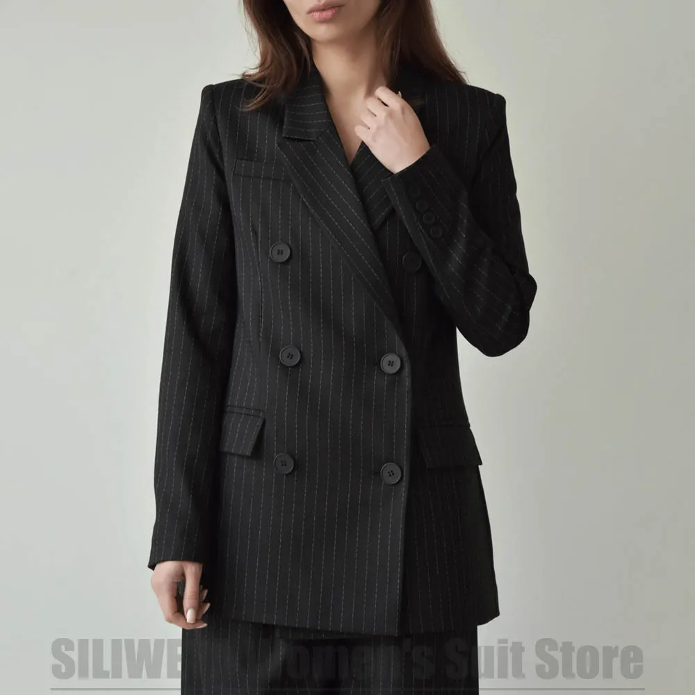 Czarny damski garnitur w paski, dwurzędowy, z klapami szpiczastymi, dwuczęściowy strój, formalny, do biura, na spotkania biznesowe, do noszenia na co dzień.