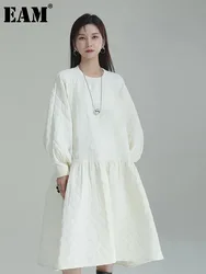 [EAM] Women White Pleated Cotton-padded Big Size Dress New Round Neck Long Sleeve Loose Fit Fashion Spring Auutmn 2024 1DF4414