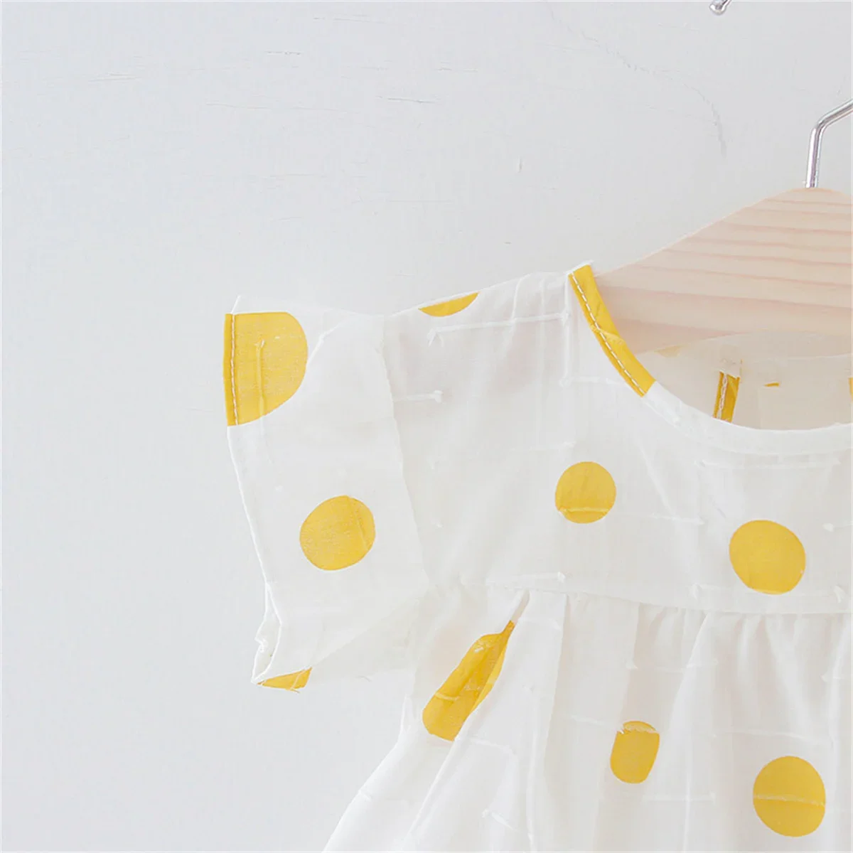 Summer New Baby Girls Two-Piece Set Of Polka Dot Small Flying Sleeve Bloomers Round Neck Sweet Suit Short Sleeve + Pants