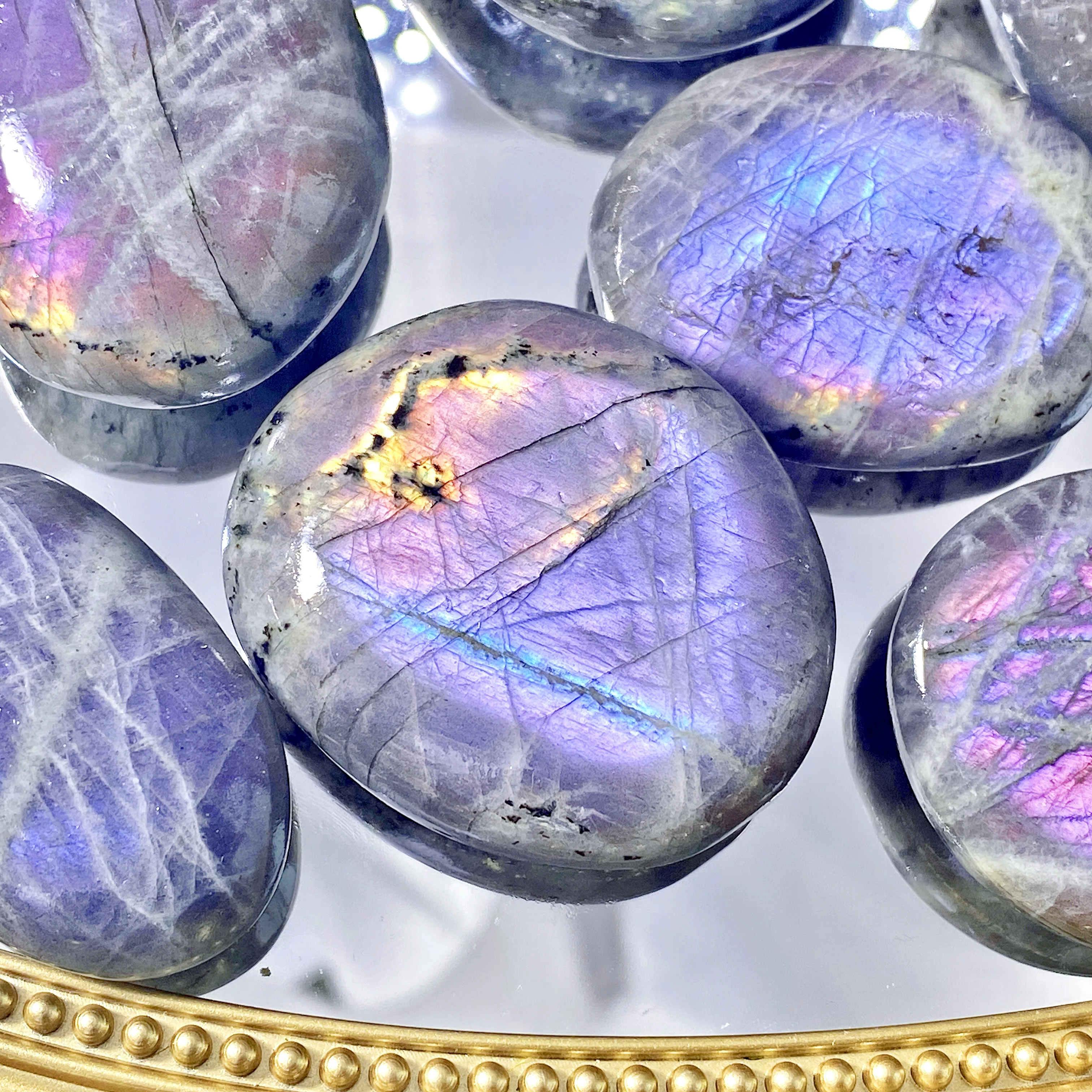 1 peça de alta qualidade roxo flash labradorite palma de cristal natural, joias de pedras preciosas, glitter, cristal de cura, presente de aniversário.