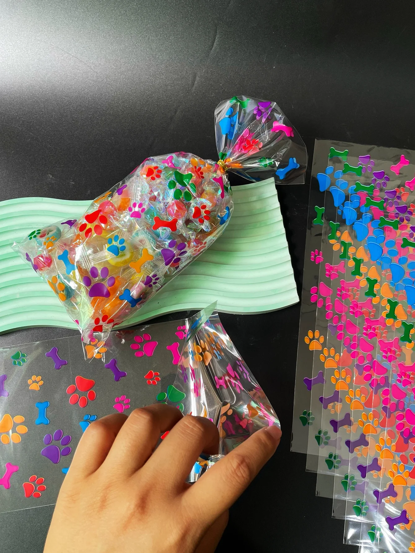 50pcs Colorful Dog Footprints Pattern Gift Pack Flat Bag With Gold Tie, Cute Dog Bones Printed Small Gift Candy Decorative Bags