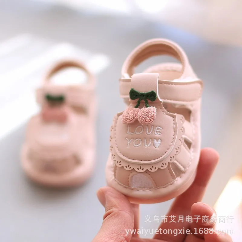 

Детские уличные спортивные сандалии для мальчиков и девочек с декором в виде вишни, модные детские прогулочные туфли, трендовые пищащие туфли