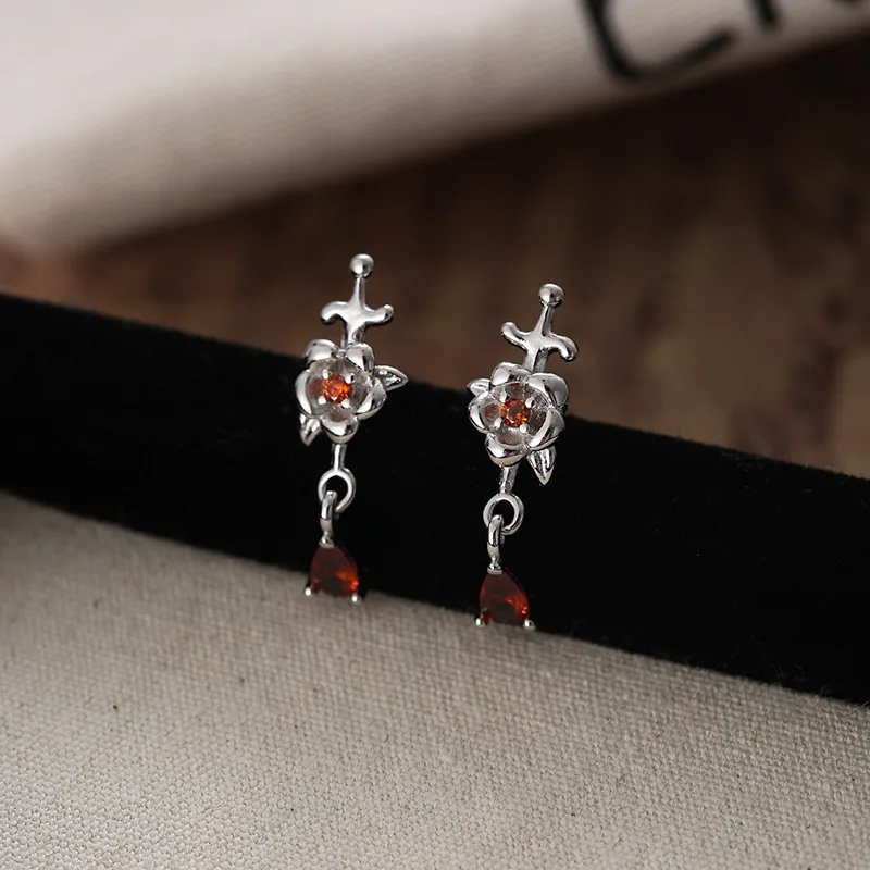 

Vintage rose stud earrings, women's fashion, niche, heavy industry, exquisite and light luxury