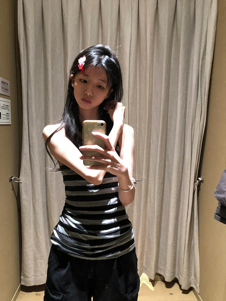 سترة نسائية معلقة على الرقبة على الطراز الأمريكي باللون الأسود والرمادي ملابس صيفية للخروج للتنحيف فضفاضة بدون أكمام