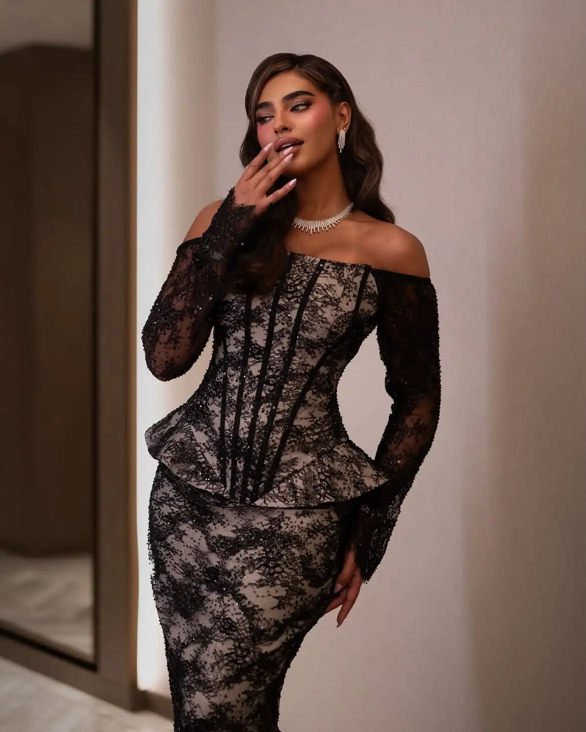 Image of LumiGown 2026 Schulterfreies Schwarzes Spitzen-Abendkleid, Maßanfertigung, Langarm, Perlenbesetztes Korsett, Peplum, Meerjungfrauenkleid für formelle Anlässe