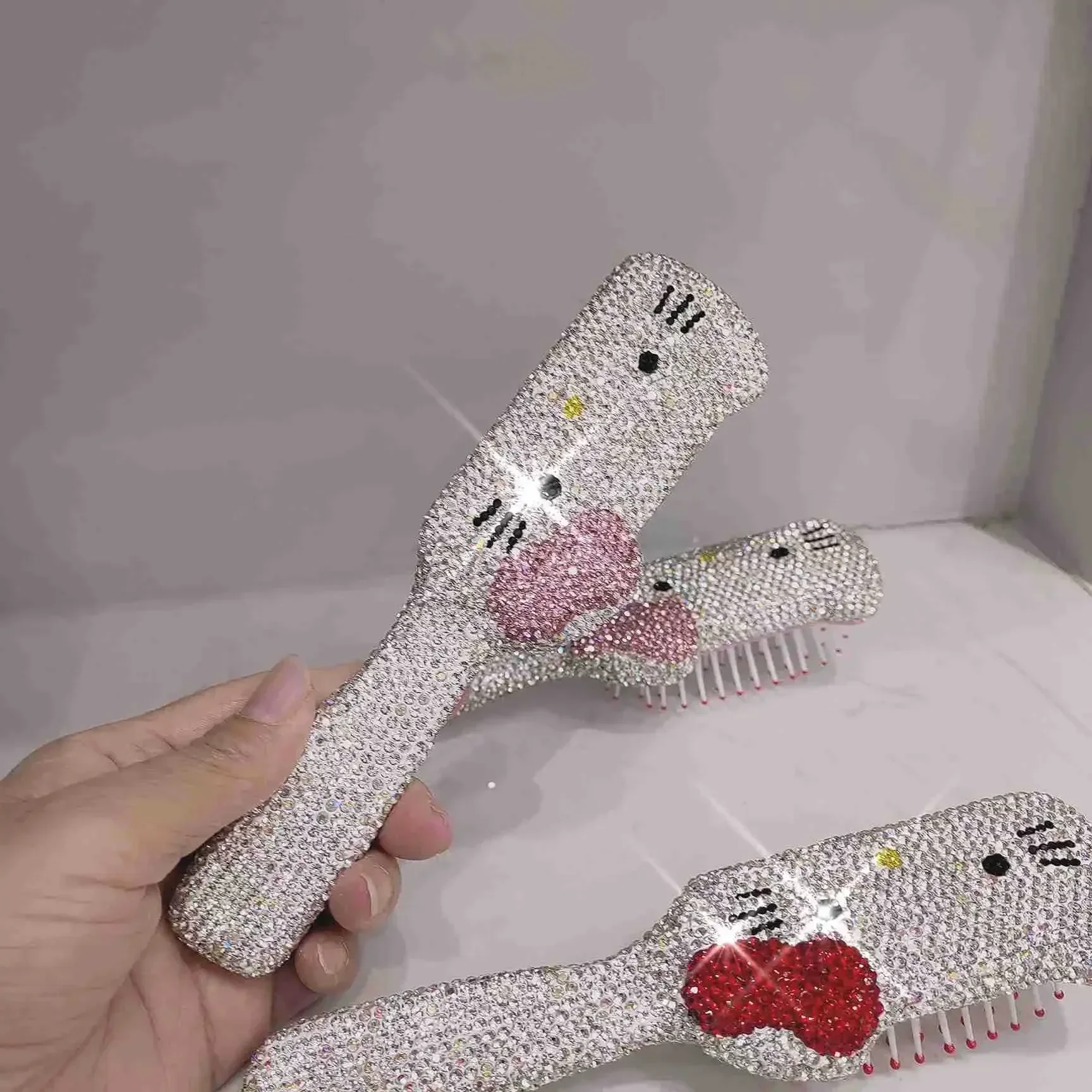 Pettine kawaii Hello Kitty fatto a mano con diamanti pieni Pettine da massaggio anime Capelli ricci Lisci Trucco carino con diamanti incastonati per