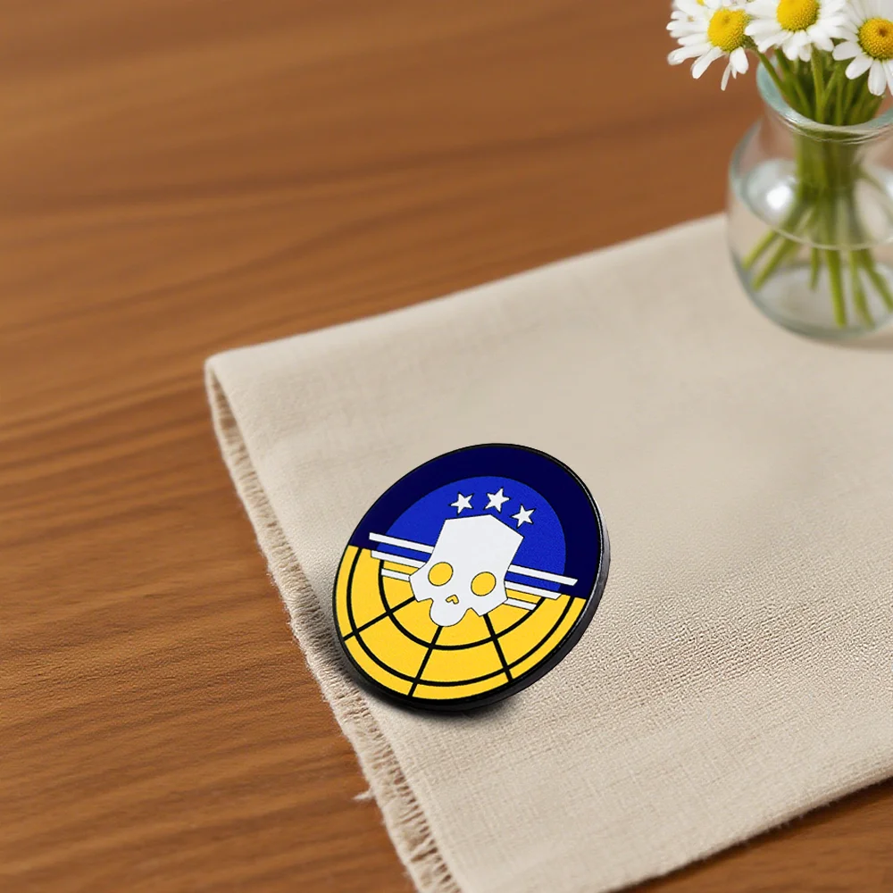 Cartoon-Schädel-Stern-Emblem-Anstecknadel, klassische Spiel-Peripherie-Brosche, interstellares Design, Metallabzeichen, Sammlerstück für Spielefans, Geschenk – Detail 5