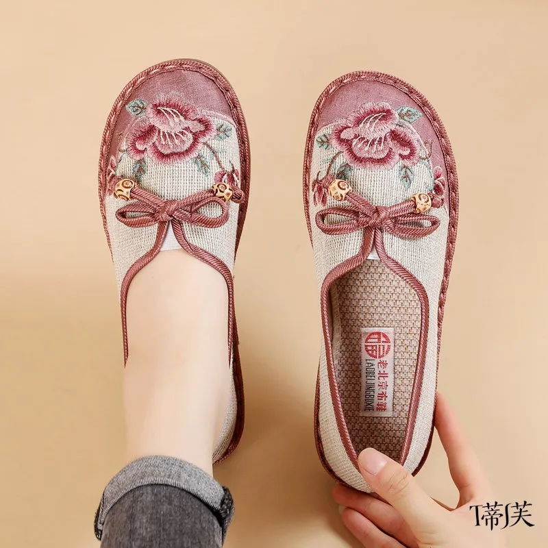 Elegant Embroidered Flat Bottom Women's Shoes Comfortable Soft Sole Traditional Ethnic Style Slip-On Mothers Shoes Beijing Cl...