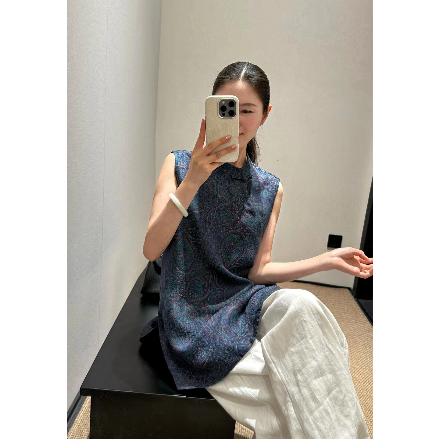 

Elegant New Chinese Style Sleeveless Women's Top Fashionable Embroidered Floral Patterned Vest Summer 2026 Luxury Trend