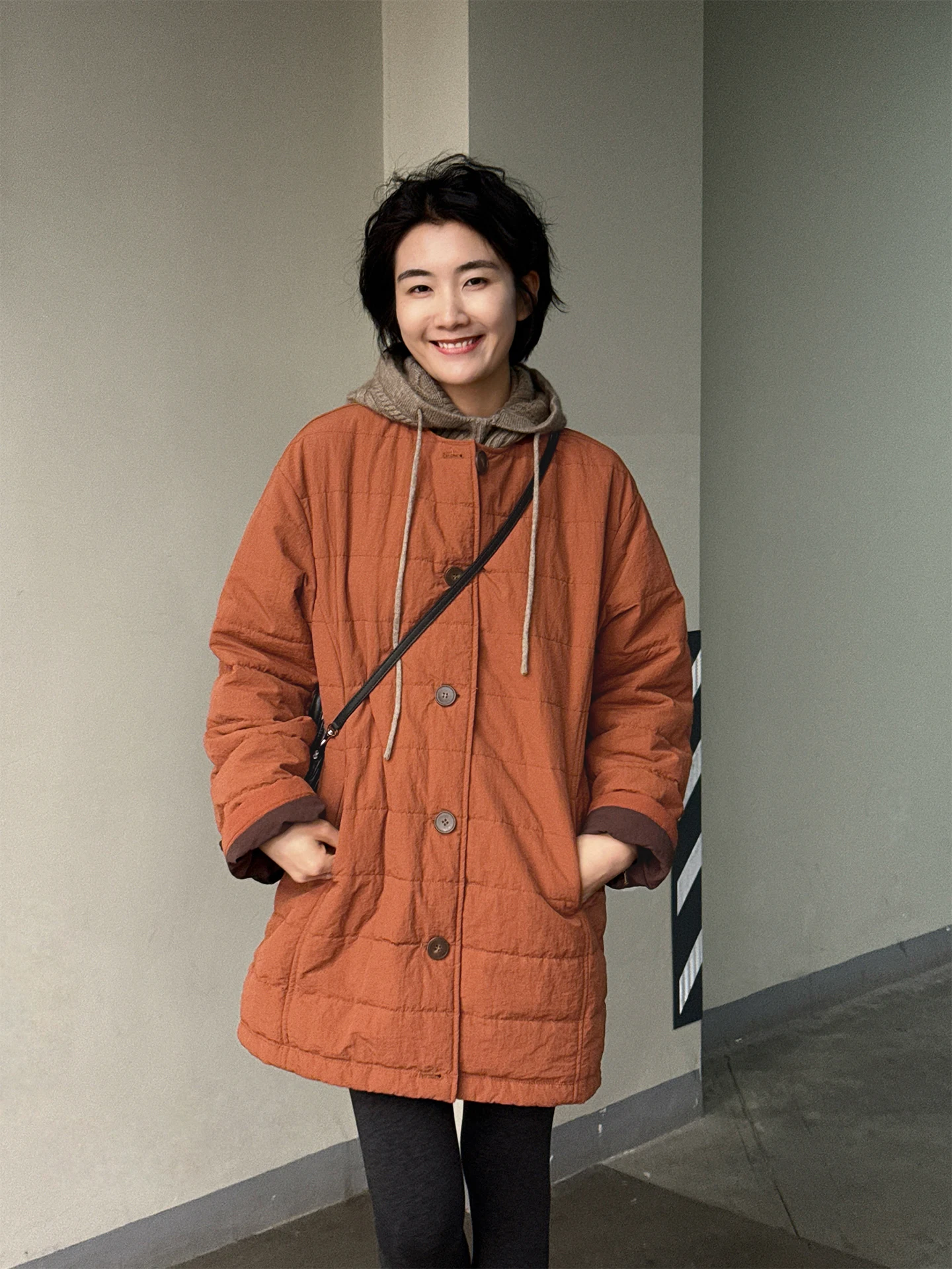 

Теплая повседневная хлопковая куртка женская с круглым вырезом, средней длины, свободного кроя, с наполнителем, верхняя одежда Langqing, оранжевая, новая коллекция 2025, зимнее пальто