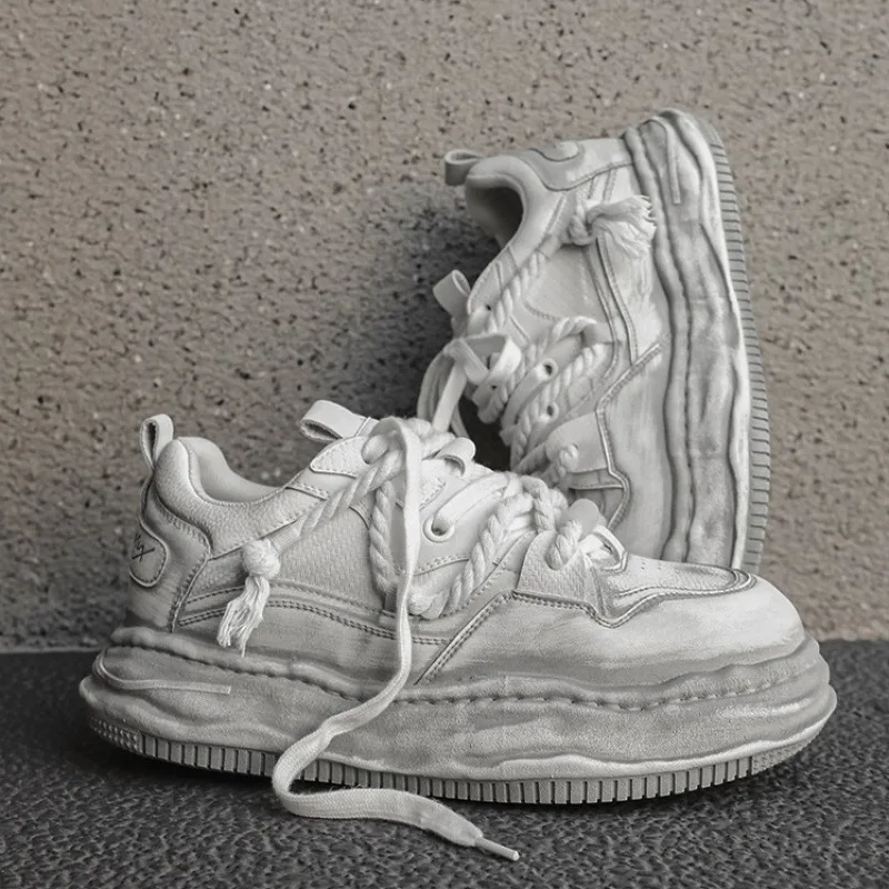 メンズ向けのおしゃれなヴィンテージ風溶解シューズ、厚底で身長を7cmアップするインナーヒール、カジュアルなダーティーブレッドボードシューズ