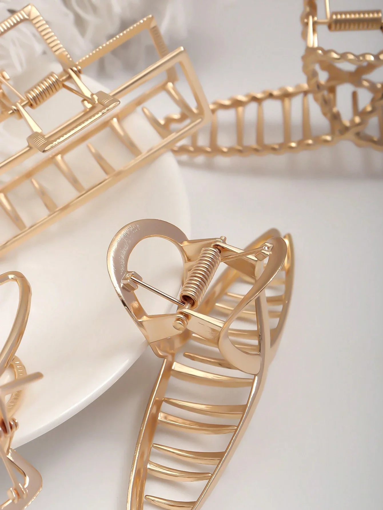 

4pcs Simple Geometric Hollow Alloy Large Claw Clips, Vintage Style Hair Accessories Suitable For Women Daily Wear Hair Jaw Clip