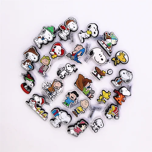 Imagen 2 del producto MINISO, 1 Uds., adornos clásicos para zapatos de Snoopy, Pin de zueco, accesorios para sandalias, aptos para pulsera, mochila, caja de lápices, regalos de navidad