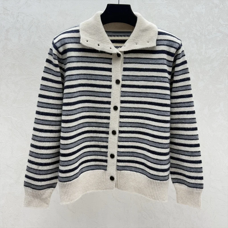 

Высококачественный трикотаж, контрастные полоски, вышитый логотип, женский классический кардиган-свитер 25122382