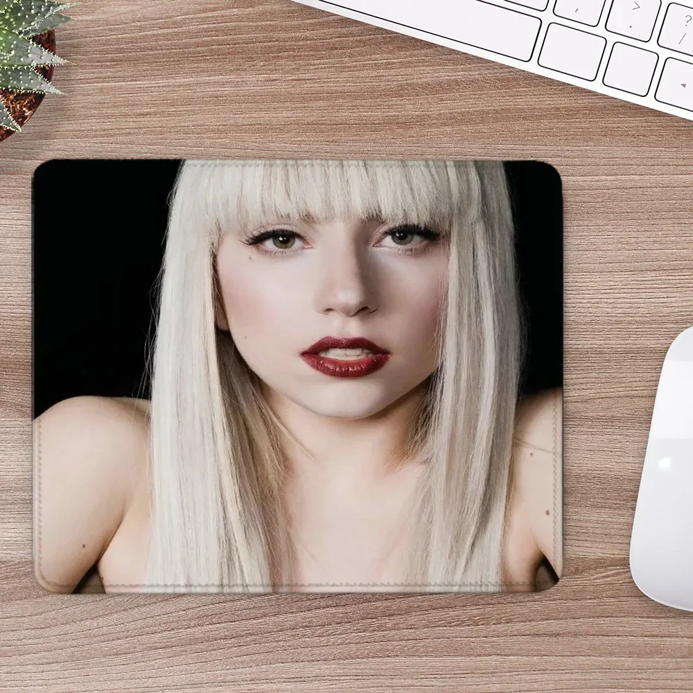 Lady Gaga Alas Mouse Komputer Alas Mouse Kecil Aksesori Gaming Karpet Kantor Aksesori Meja Lucu Alas Kantor Gamer Anime