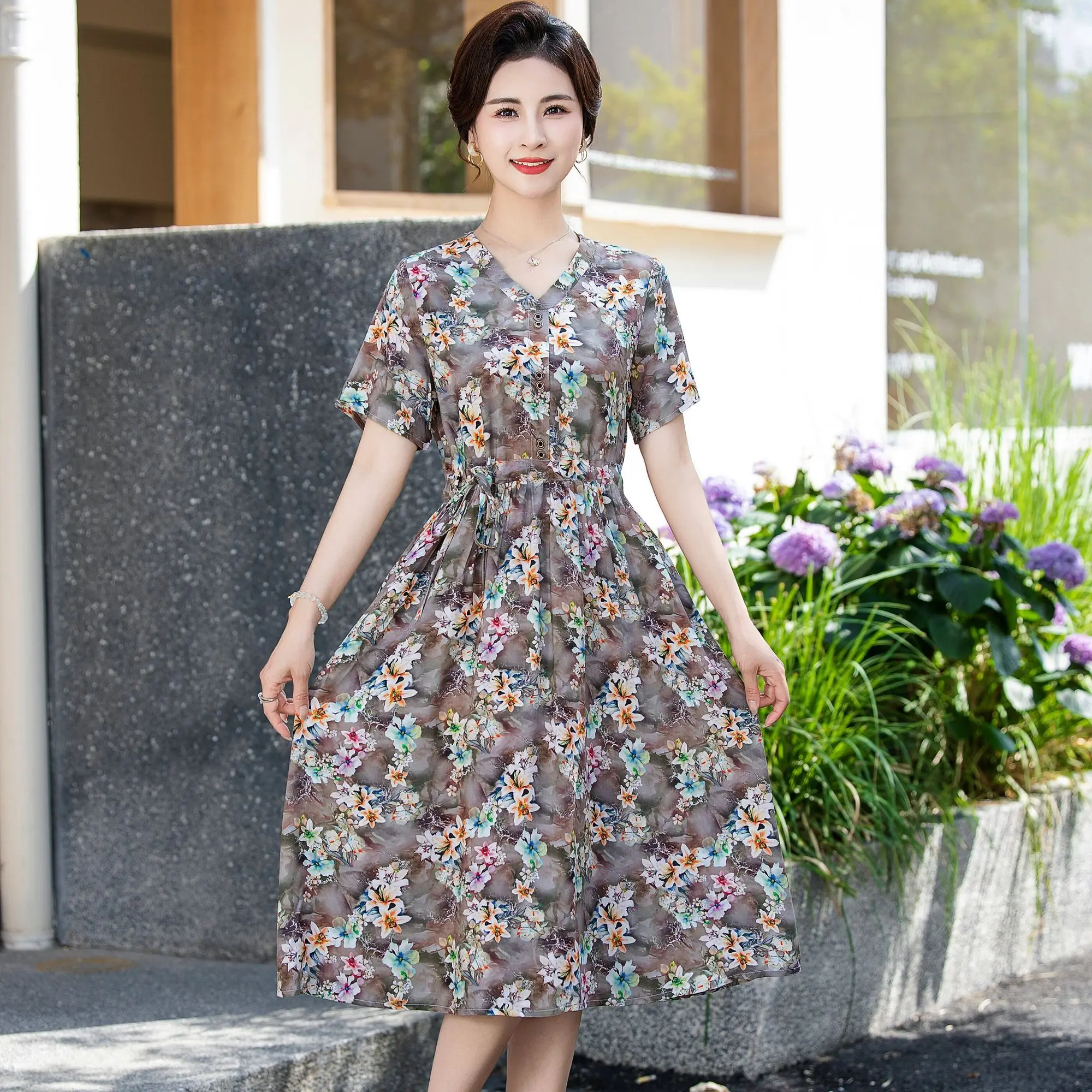 ชุดเดรสแขนสั้นลายดอกไม้ฤดูร้อนใหม่มีสไตล์และสง่างามสไตล์ความยาวปานกลางทันสมัย