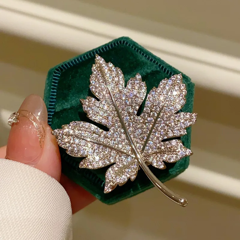 

CC Trendy Brooch Full of Sparkly White Zirconia Suit Pins Mapel Leaves Silver Color Corsage Exquisite Shining Buckles Gift B373