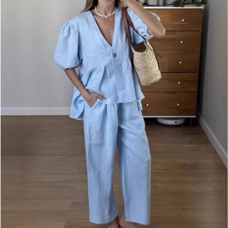 

Комплект 2026 Sweet Atmosphere: однотонный топ с V-образным вырезом и короткими рукавами-фонариками, брюки на шнуровке