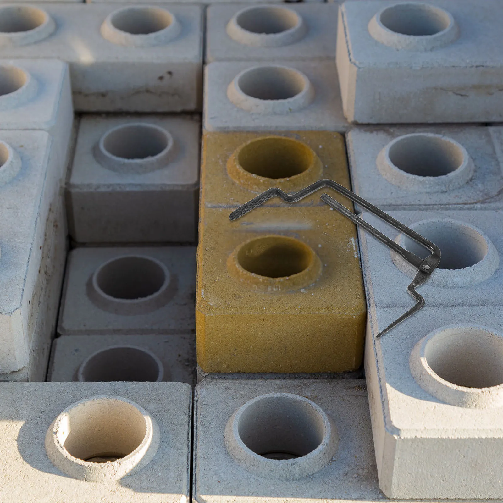 

Brick Clamp Tool Forged Spring Steel Anti-Rust Stronger Toughness Round Corner Design Construction Use Multi-Functional