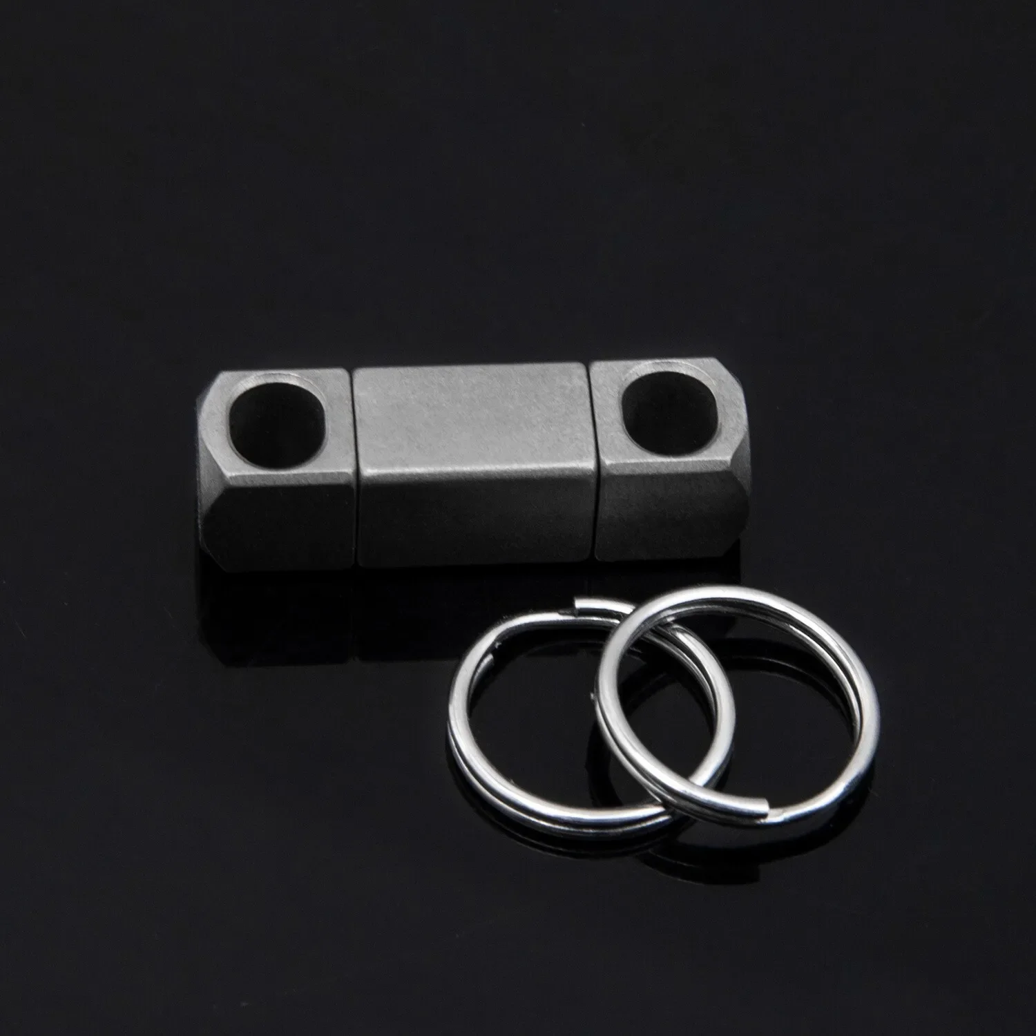 360 Degree Titanium Alloy Quick Release Hanging Buckle Elastic Keychain Ring