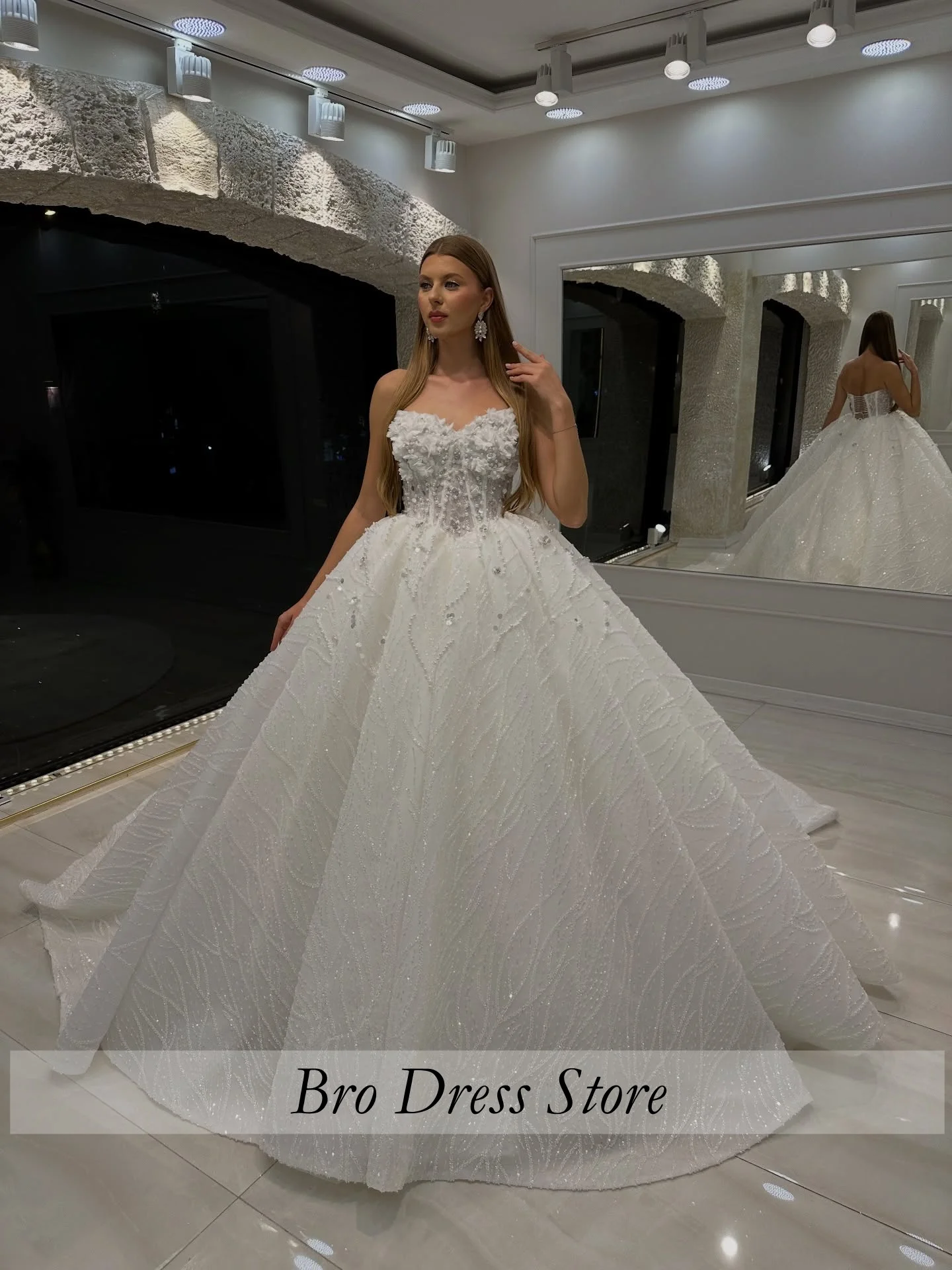 Customized Luxury Ball Gown Wedding Dress 3D Floral Appliques Beaded Bridal Gown Princess Wedding Dress Vestido De Novia