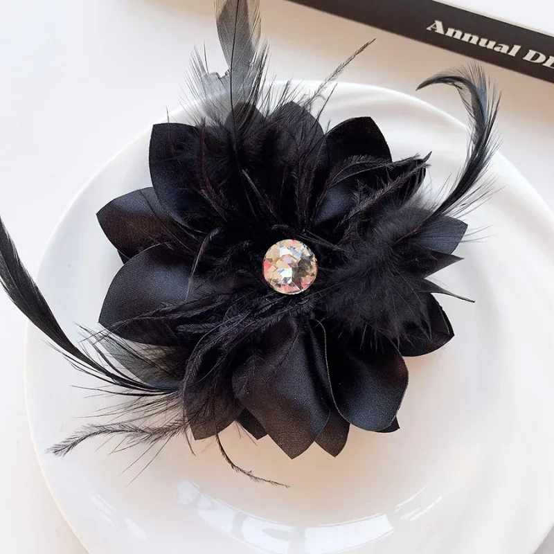 Fashion Handmade Fabric Flower Brooches for Women Feather Crystal Corsage Elegant Wedding Party Jewelry Clothing Accessories