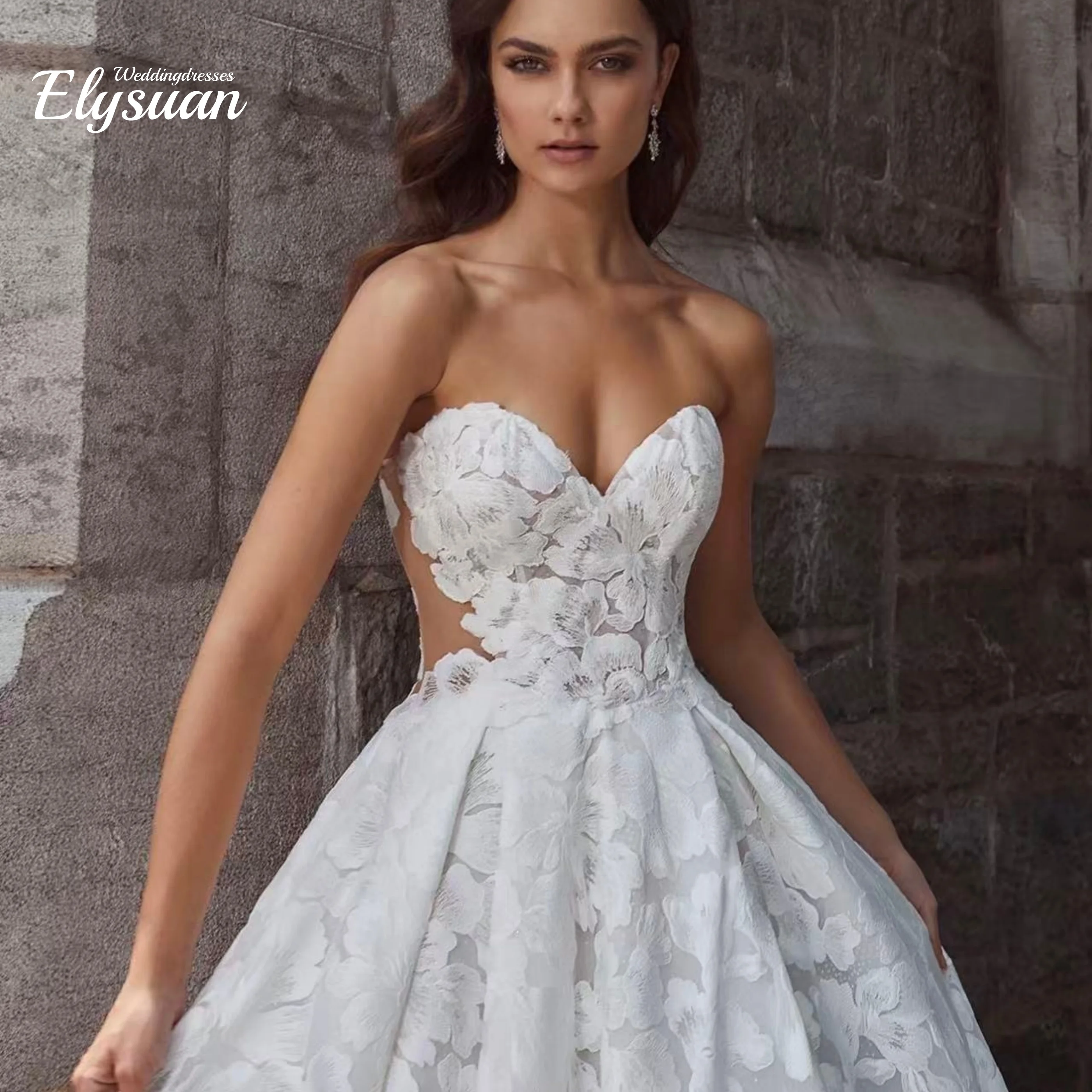 فستان زفاف مخصص للحفلات من الدانتيل بدون ظهر، تصميم فريد من نوعه، أكمام مزخرفة بسيطة وأنيقة