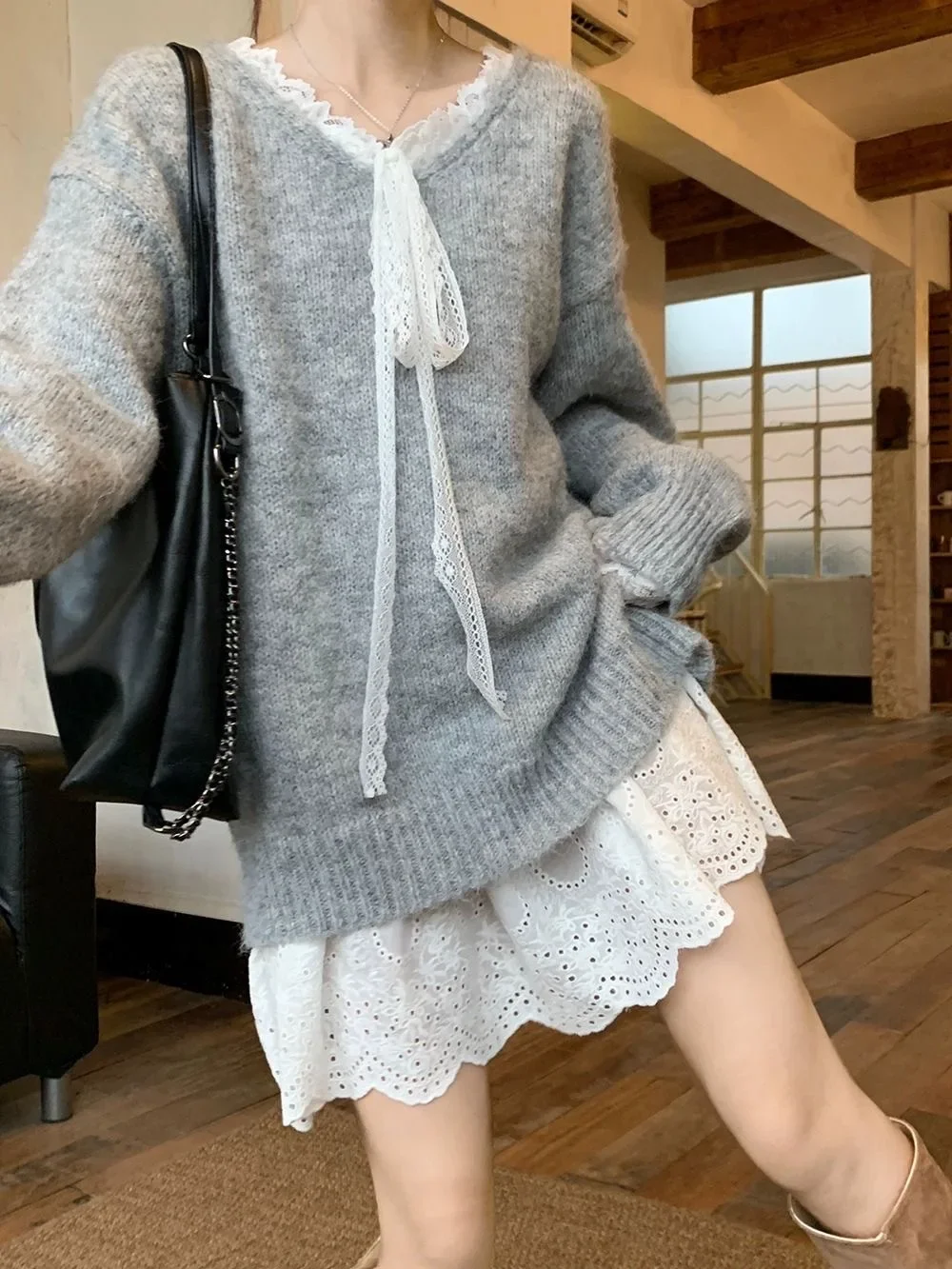 ชุดเดรสลูกไม้สีขาวบางเบา ผูกโบว์ด้านหน้า แขนกุด สไตล์เกาหลี น่ารัก ชั้นๆ แบบมินิเดรสสำหรับผู้หญิง ฤดูร้อน
