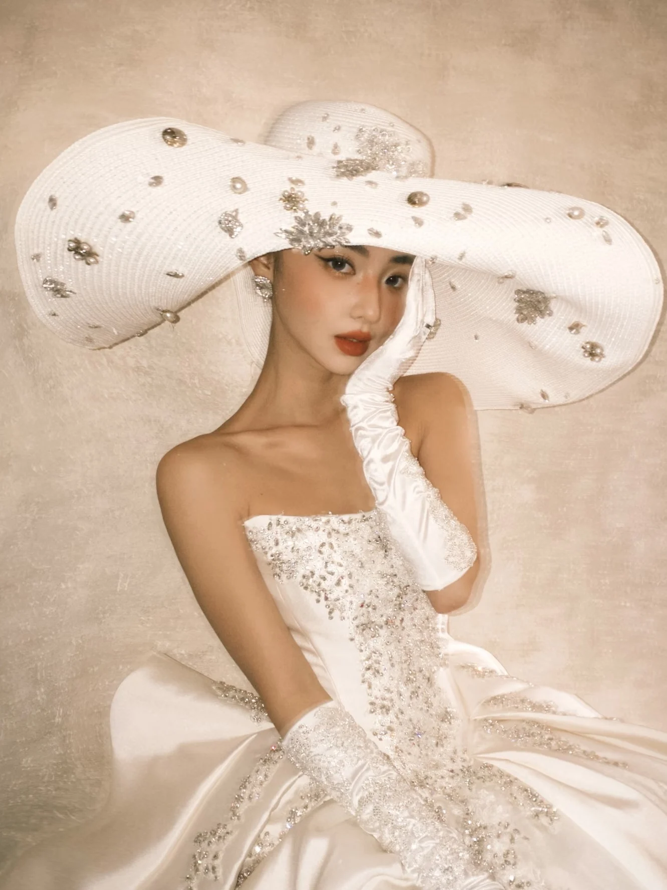elegant-white-bridal-hat-vintage-fashion-show-stage-performance-costume-accessory-wide-brim-luxury-hat-for-women
