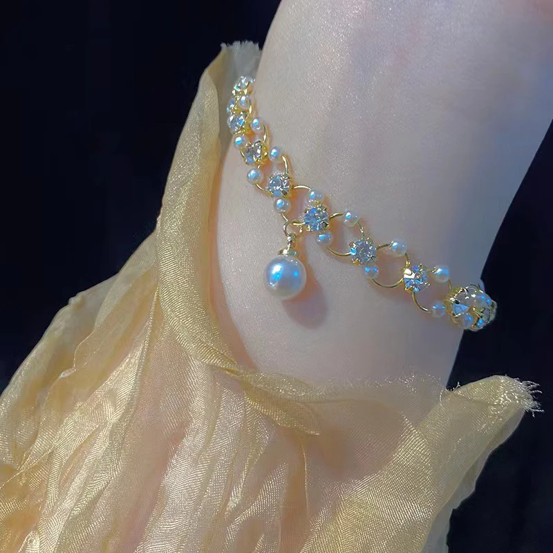 Retro Chic Pearls Bracelet for Women; Luxury Daily Accessory; Adaptable Fashion Party Jewelry; Perfect Birthday Gift.