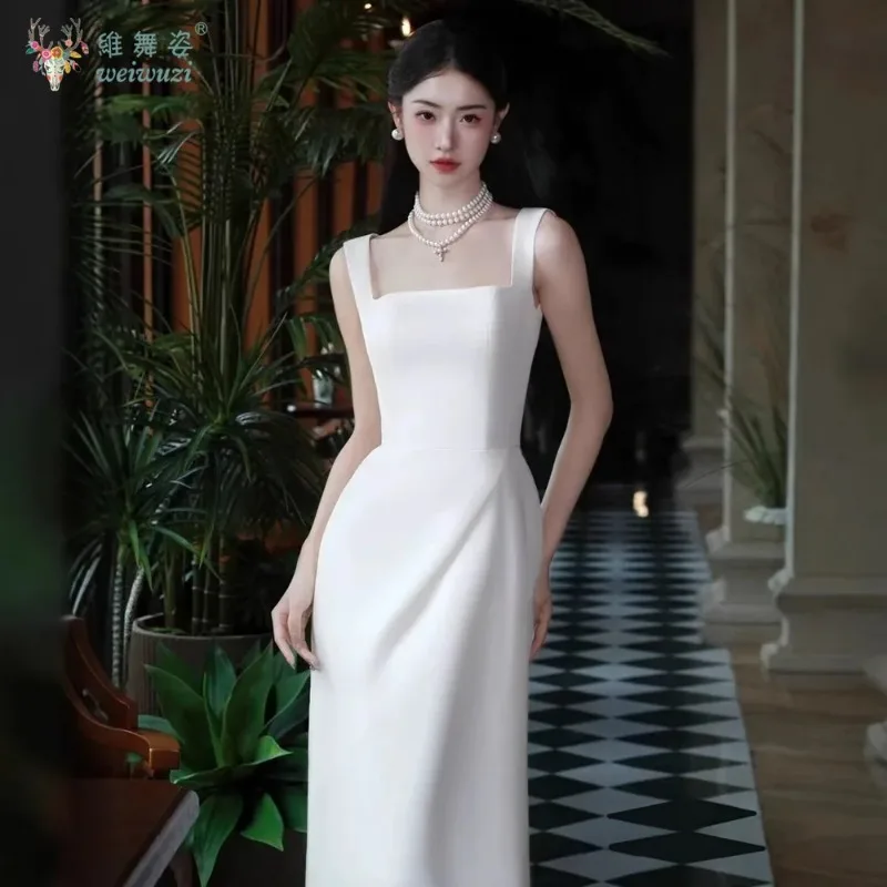 Sukienka ślubna: kwadratowy dekolt, bez rękawów, podkreślona w talii, lekka, w stylu koreańskim, satynowa, lekki luksus, elegancka.