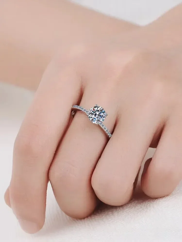 

Fashion Moissanite Ring 925 Sterling Silver D Color VVS1 Diamond Four-claw Designer Luxury Wedding Jewelry with Certificate