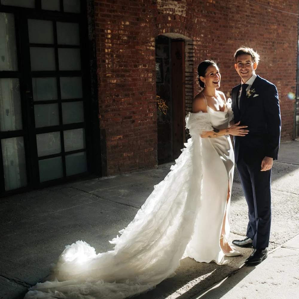 Vestido de novia sencillo con tirantes finos, capa hinchada de tul desmontable, vestidos de novia de satén con espalda abierta entrecruzada personalizada