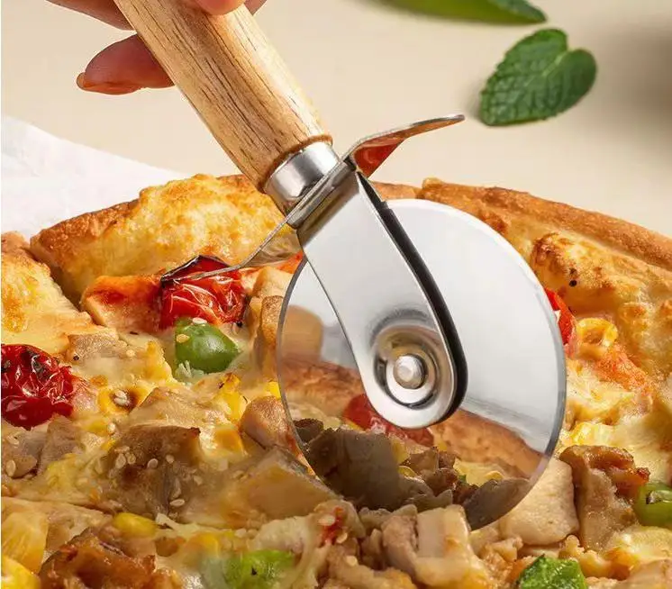 Handhold Pizza Cutter Wooden Handle Stainless Steel Round Pizza Knife Pasta Rotatable Pastry Kitchen Tool SN6295