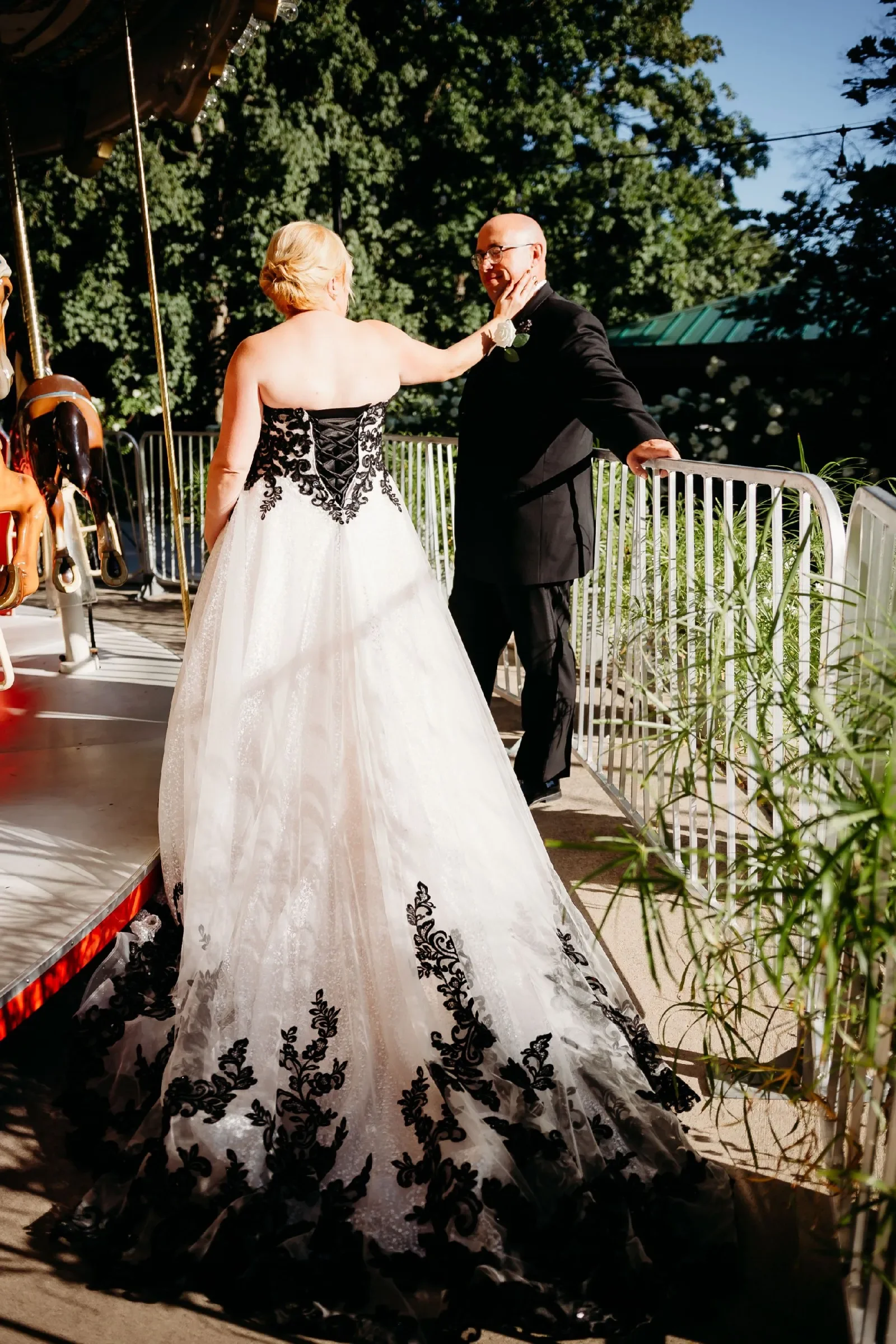 Gothic Black And White Wedding Dress Sweetheart Neck Long Train A Line Vintage Bridal Gowns Sequins Tulle Plus Size Bride Wear