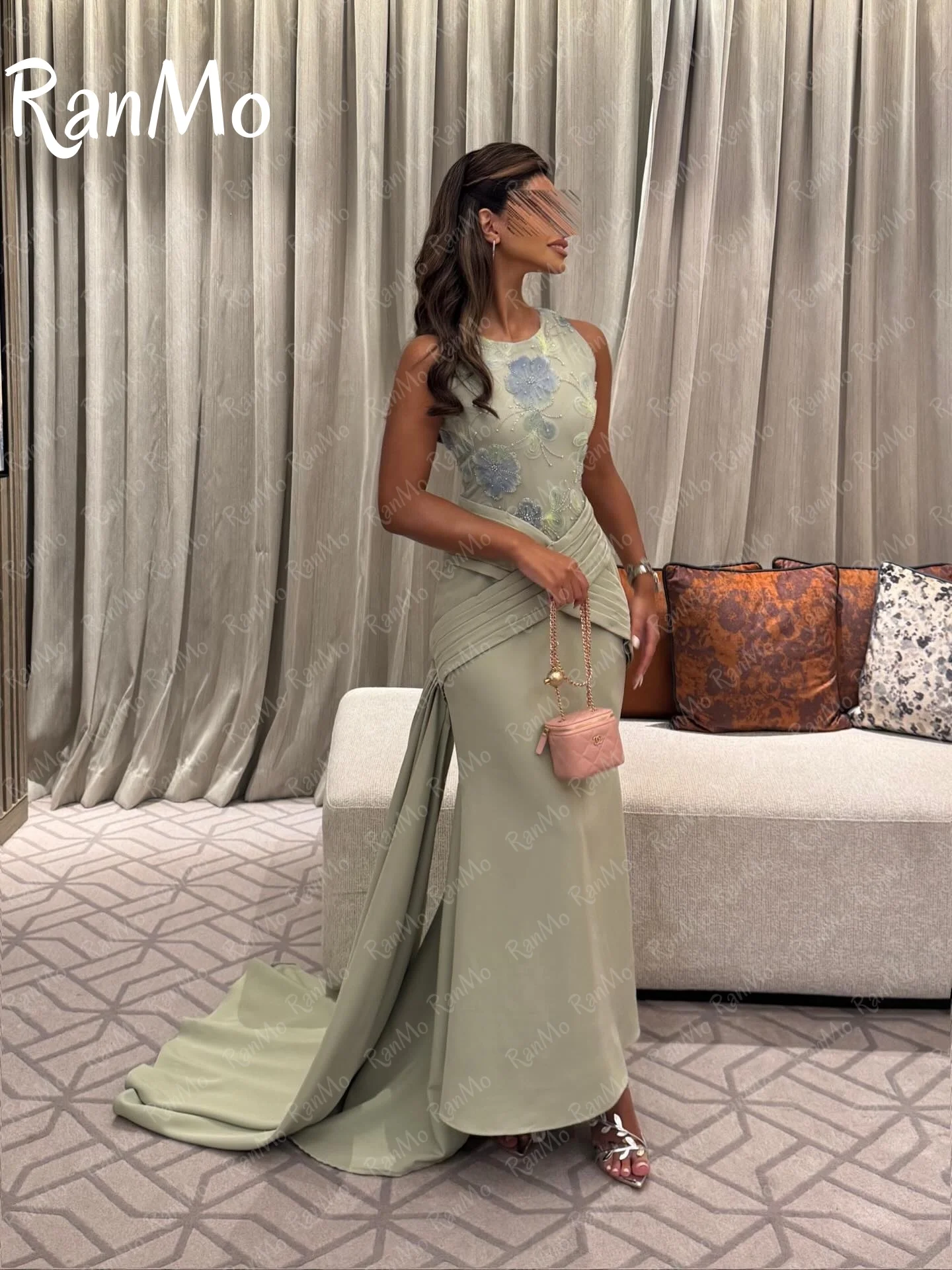 รันโม อิลลูชั่นชุดราตรีสีเขียวคอวีแขนกุดประดับด้วยลูกปัดดอกไม้จีบชุดราตรีหรูหราชุดปาร์ตี้สั่งทำพิเศษ