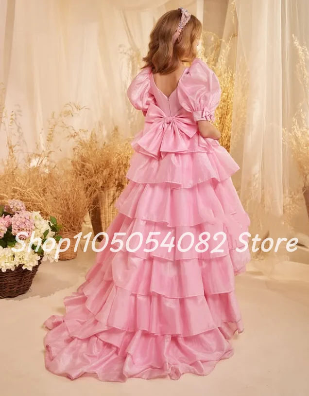 エレガントなプリーツのエレガントなフラワーガールドレス パフ付き半袖、フリル付きフロアレングスのカスタマイズされたウェディングフラワーガールの服装