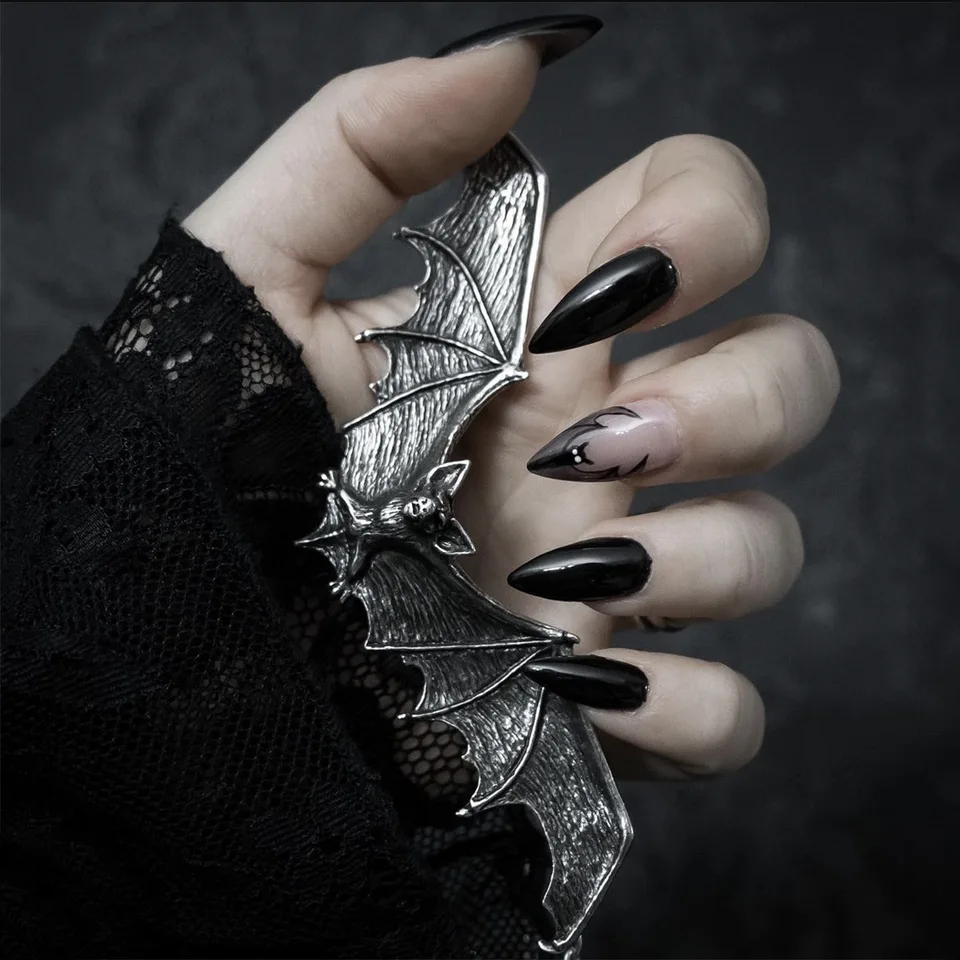 24 uñas postizas negras de Halloween con murciélagos, forma almendra, decoradas con remaches y moños, reutilizables, acrílicas 3
