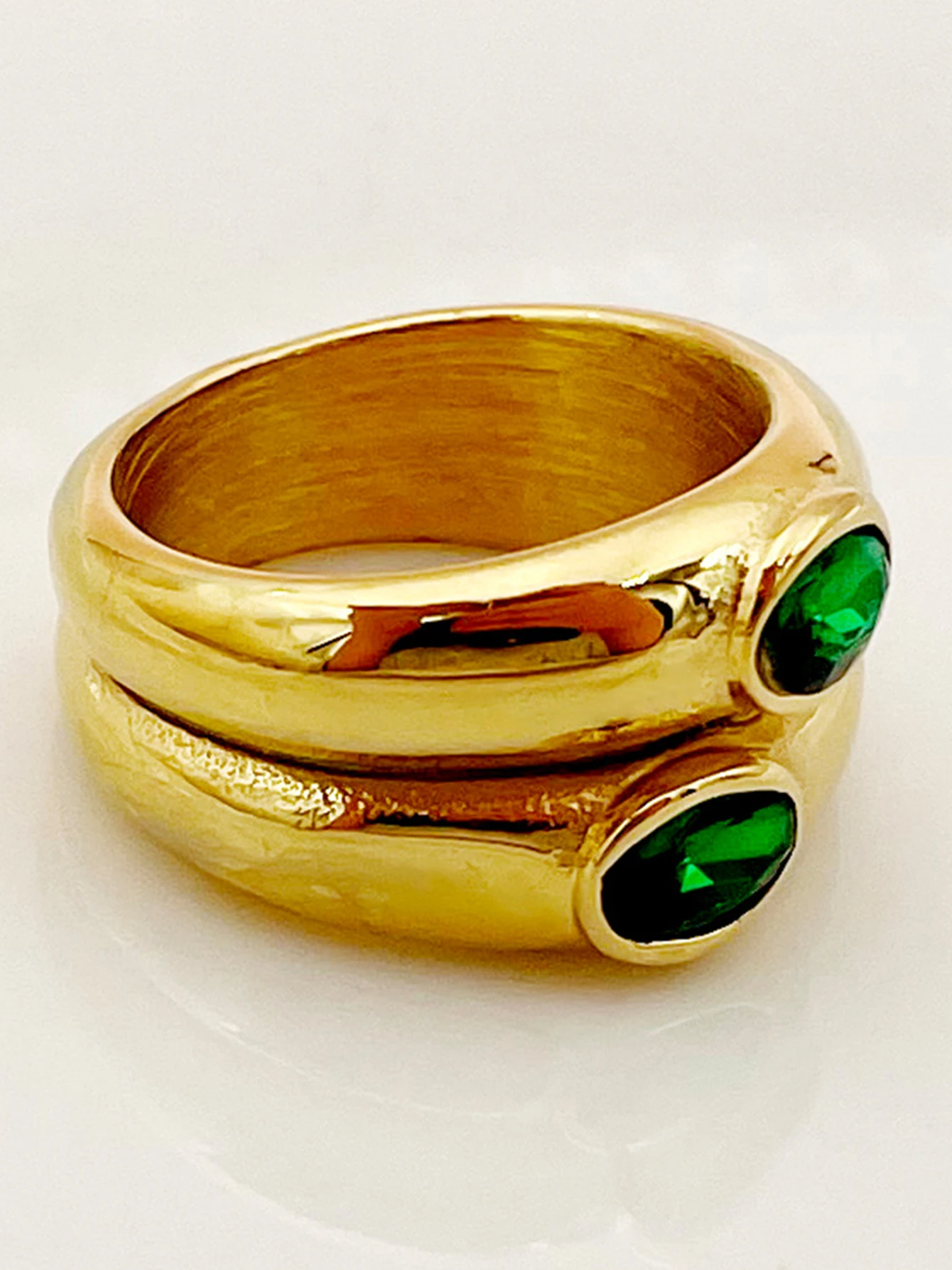 A pair of luxurious and high-end stainless steel oval double-layer emerald rings, essential for daily commuting