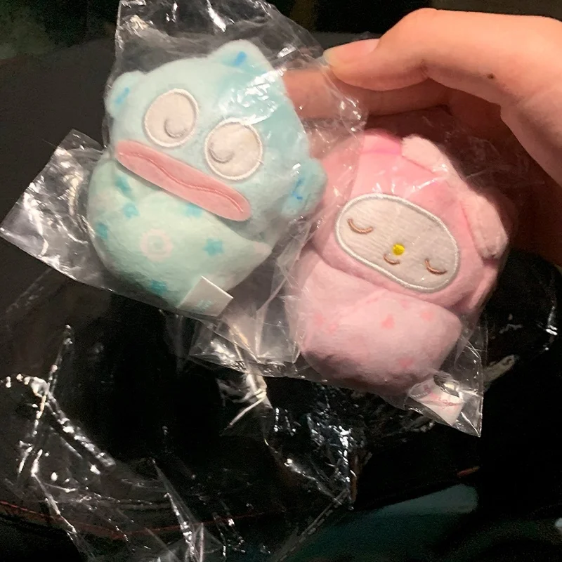 サンリオ ハンギャドン ベビー寝袋 姿勢矯正 ソフトぬいぐるみ キーホルダー キーチェーン 紛失防止飾り スーツケースチャーム 記念品コレクション