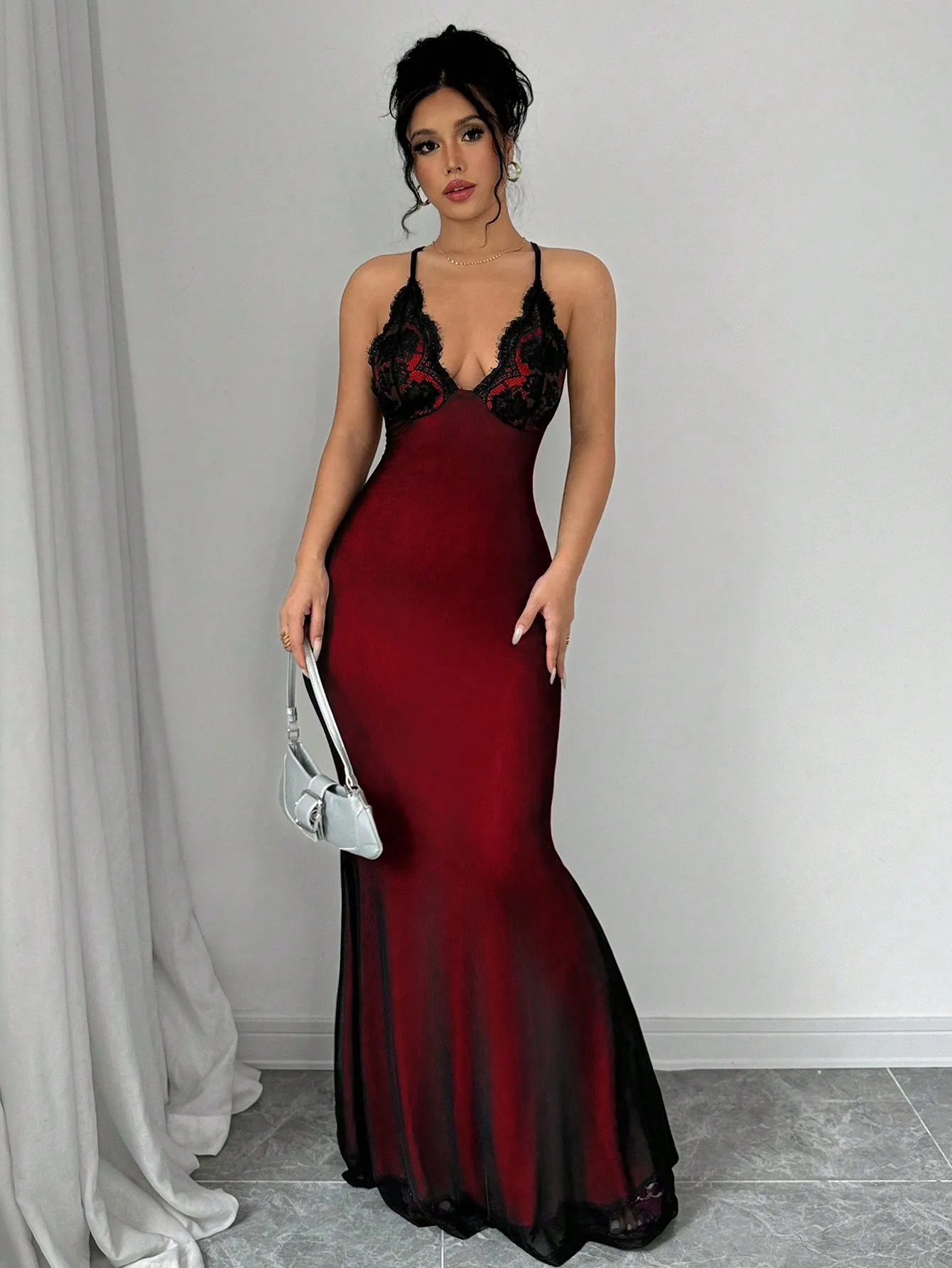 Vestido Sereia com Decote em V e Renda, Ombre Vermelho a Preto