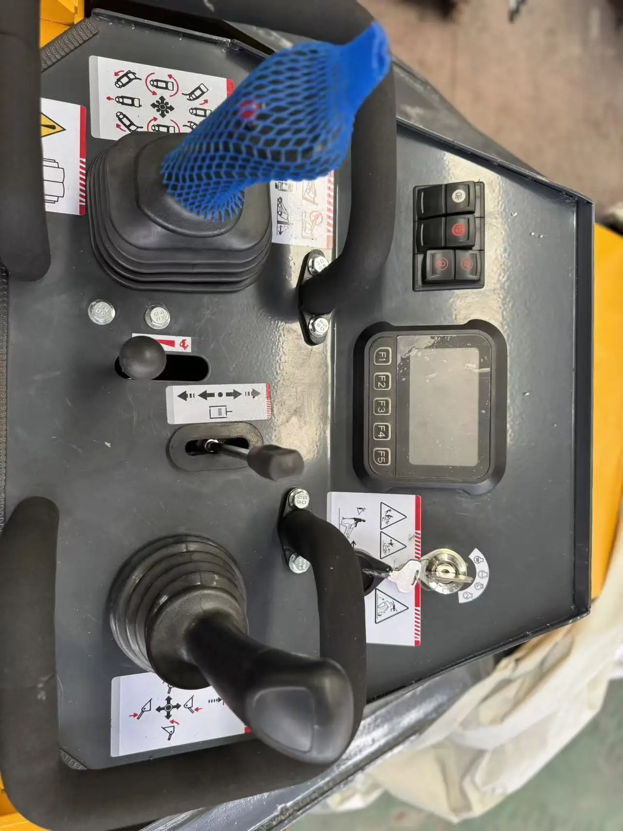 유압식 로더, 추가 스노우 블로워와 브레이커 해머가 장착된 미니 쿠보타 슬립 스티어링 로더