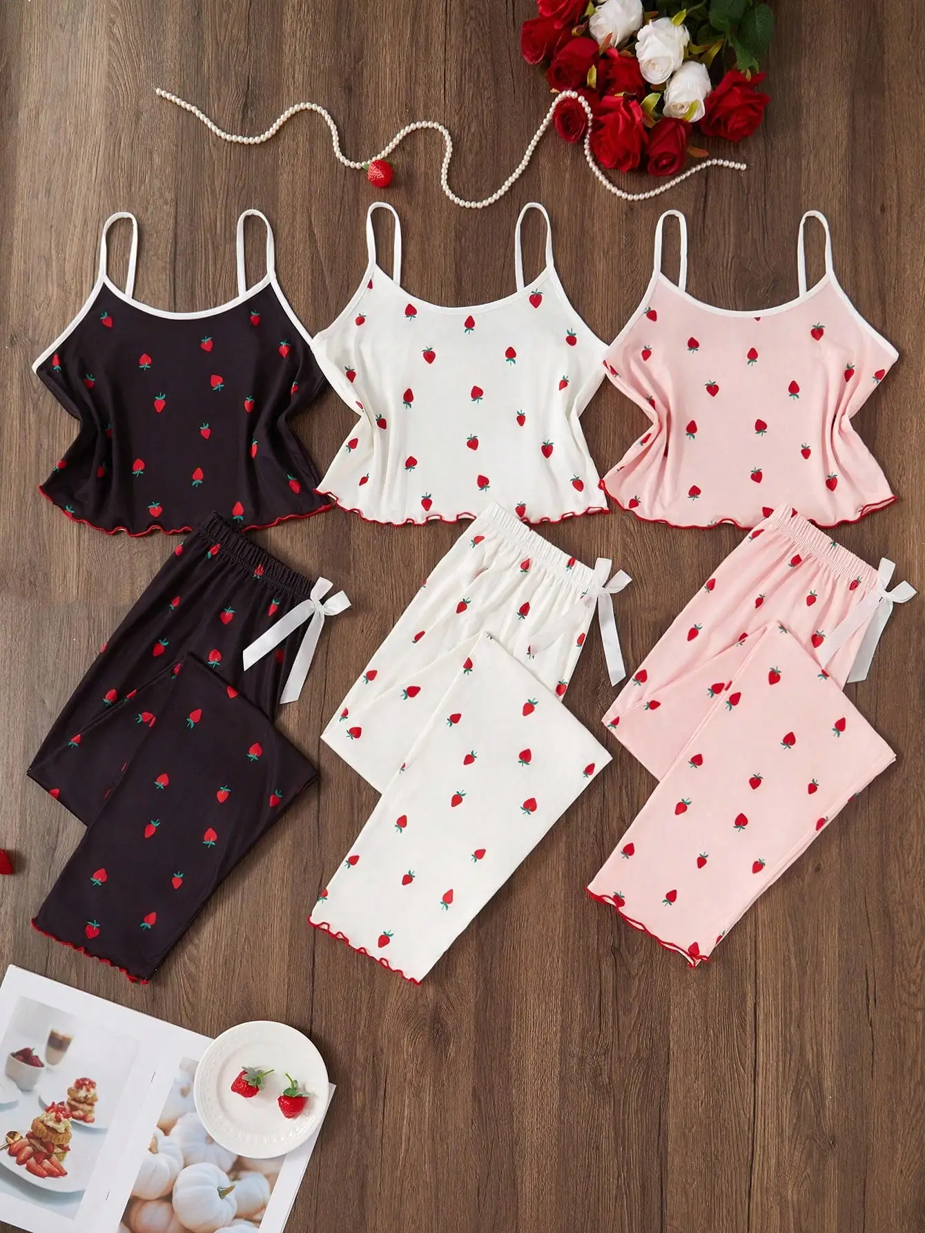 

Комплект женской пижамы из 3 предметов: майка и брюки с клубничным принтом, милый летний комплект для сна с оборками по низу