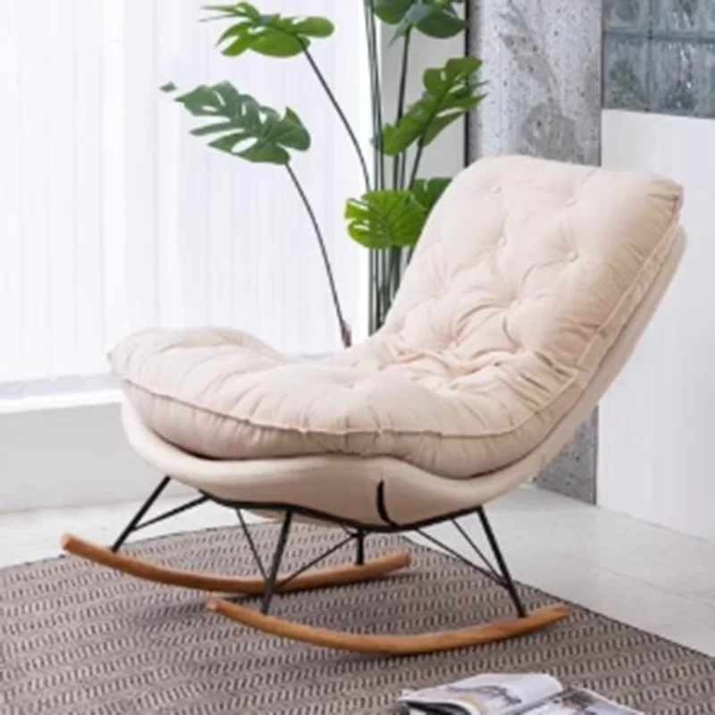 เก้าอี้พักผ่อนสีเบจสำหรับห้องนั่งเล่น ดีไซน์ทันสมัยแบบโยก เก้าอี้เดี่ยวแสนสบาย เฟอร์นิเจอร์ห้องรับแขก