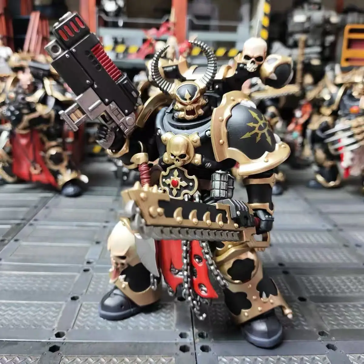 

【В наличии】 JOYTOY Warhammer 40K 1/18 Фигурка Хаос Космическая морская пехота Черный легион Выбранный чемпиона Военная игрушка Модель