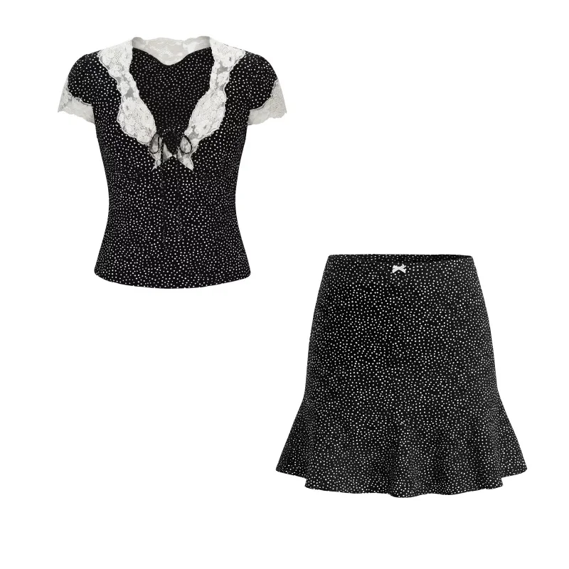 

Комплект из двух предметов в горошек: топ с кружевным воротником и короткими рукавами, плиссированная короткая юбка. Винтажный милый девичий комплект с эффектом утяжки на талии.