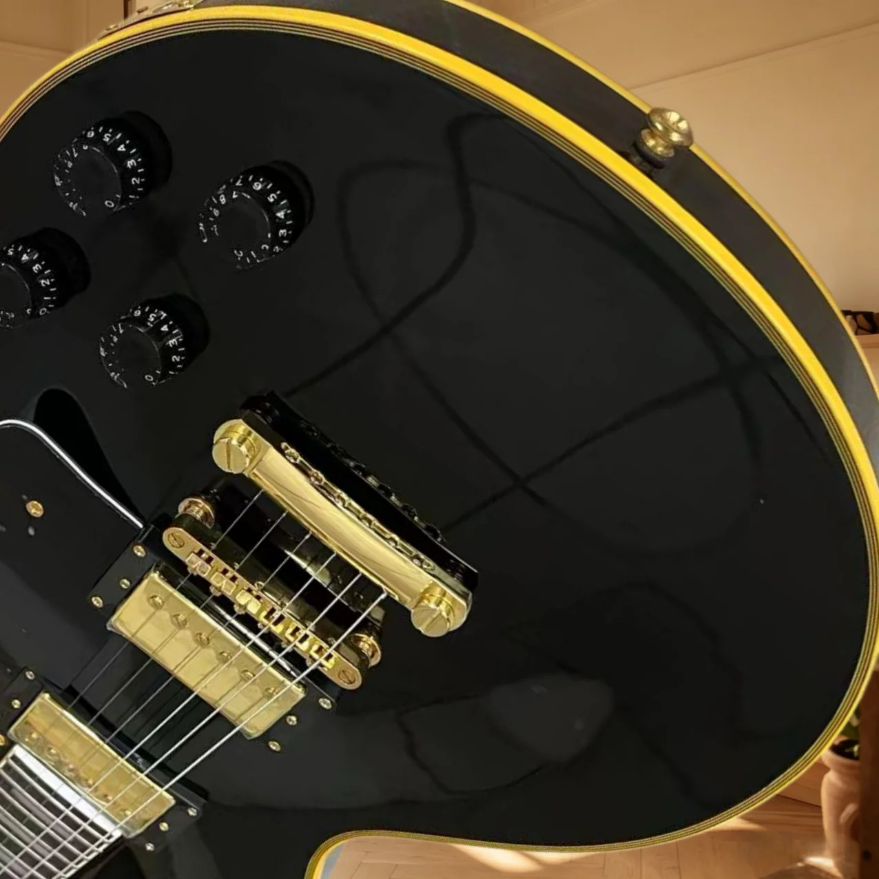Deutsches Lager, schwarz-gelbe Gitarre, Palisanderhals, HH-Tonabnehmer, fester Steg, geeignet für verschiedene Auftrittsszenarien.