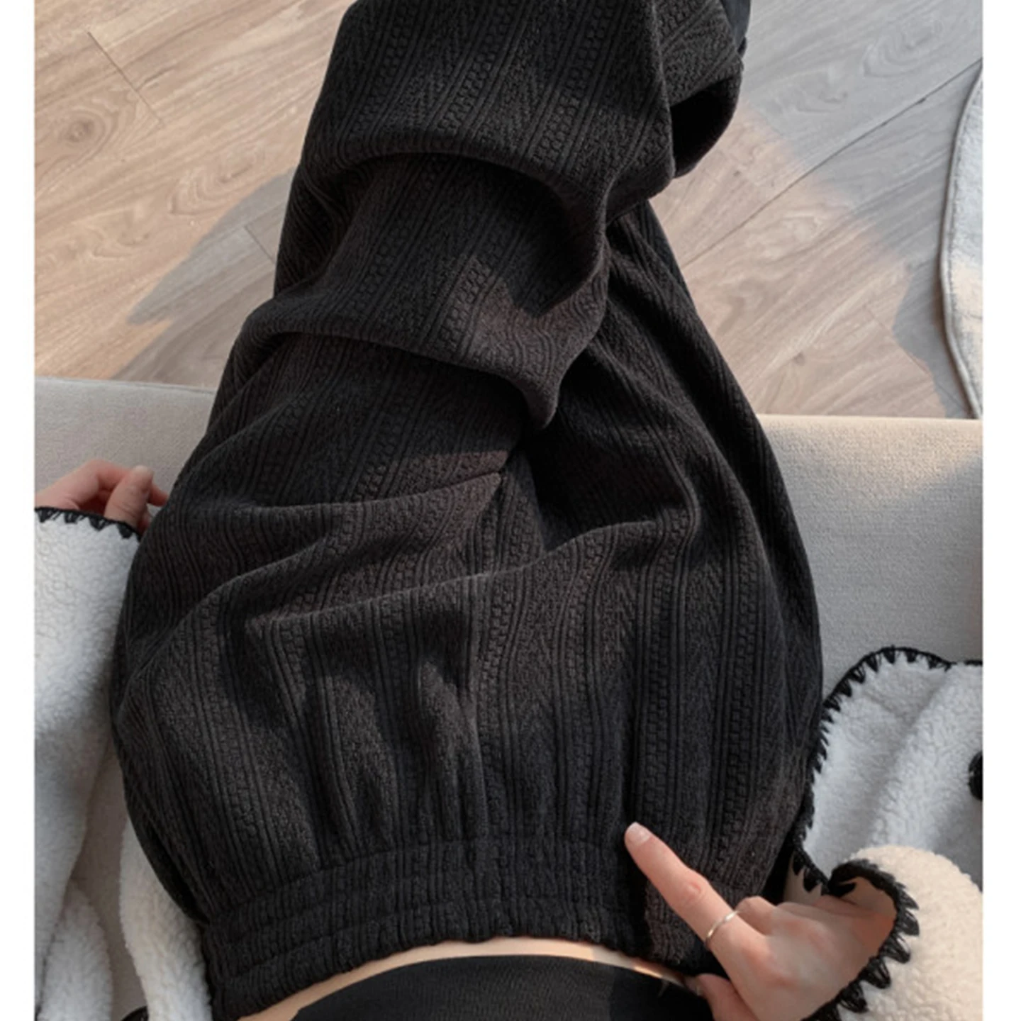 

Женские осенне-зимние брюки с высокой талией, широкими штанинами, расклешенные, свободные, удобные, прямого кроя, с карманами, на флисовой подкладке, утепленные.