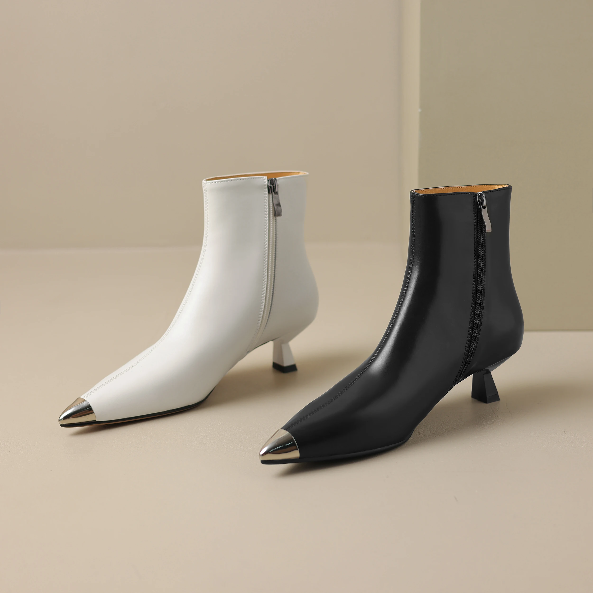 Damskie botki ze skóry naturalnej z metalowym szpicem, na niskim obcasie, zapinane na zamek, eleganckie szpilki, duże rozmiary.